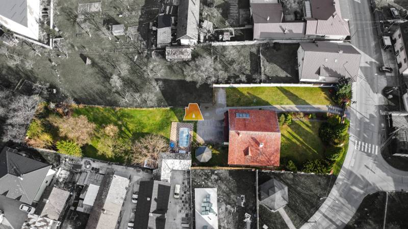 Légi felvétel egy villáról az Andreja Sládkoviča utcában, Zsarnócán, medencével és kerttel.