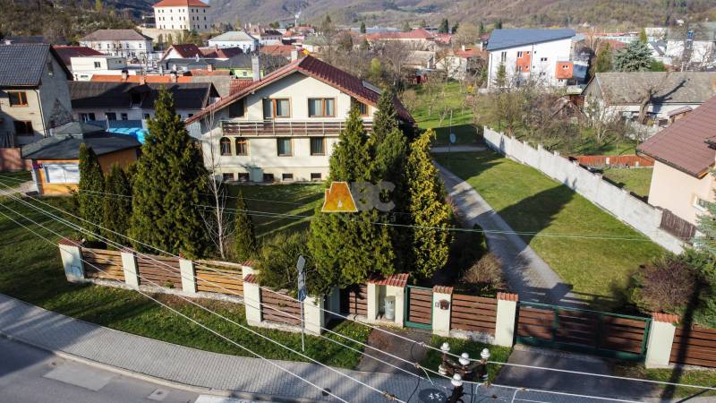 Villa az Andreja Sládkoviča utcában, Zsarnócán, tágas kerttel és díszfákkal.