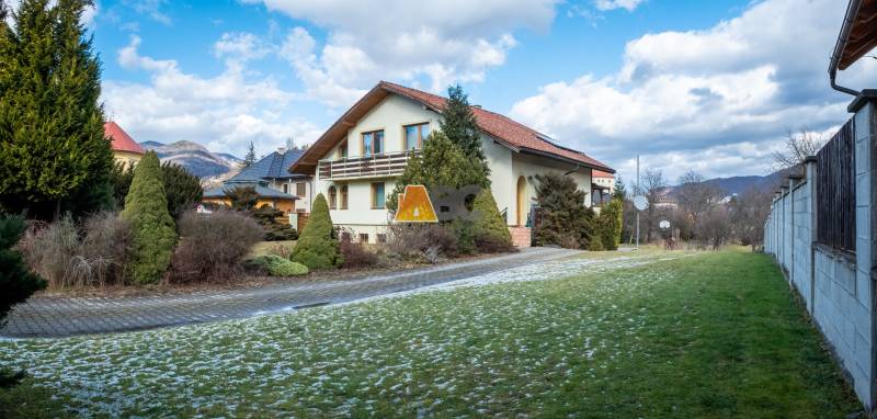 Egy villa Zsarnócán, az Andreja Sládkoviča utcában, zölddel és hegyekkel körülvéve.