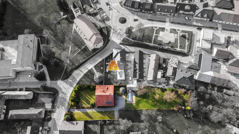 Légi felvétel egy zselízi villáról az Andreja Sládkoviča utcában, tágas kerttel.