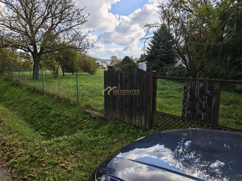 Telkek - lakóövezet a Malá Domaša utcában, Vranov nad Topľou-ban, bekerített zöld terület fákkal.