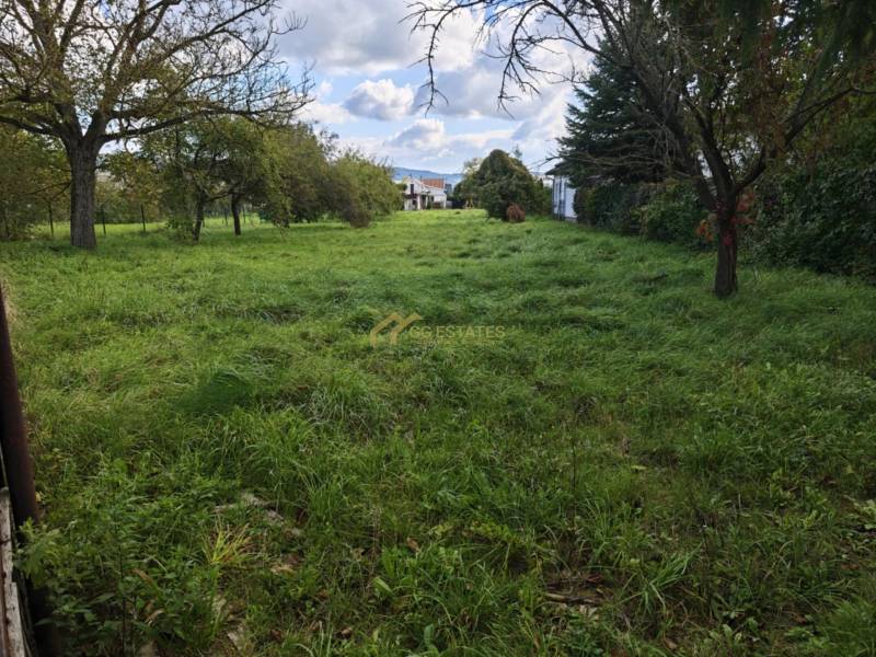 Lakóterületek Vranov nad Topľou városában, a Malá Domaša utcában, füves területtel.