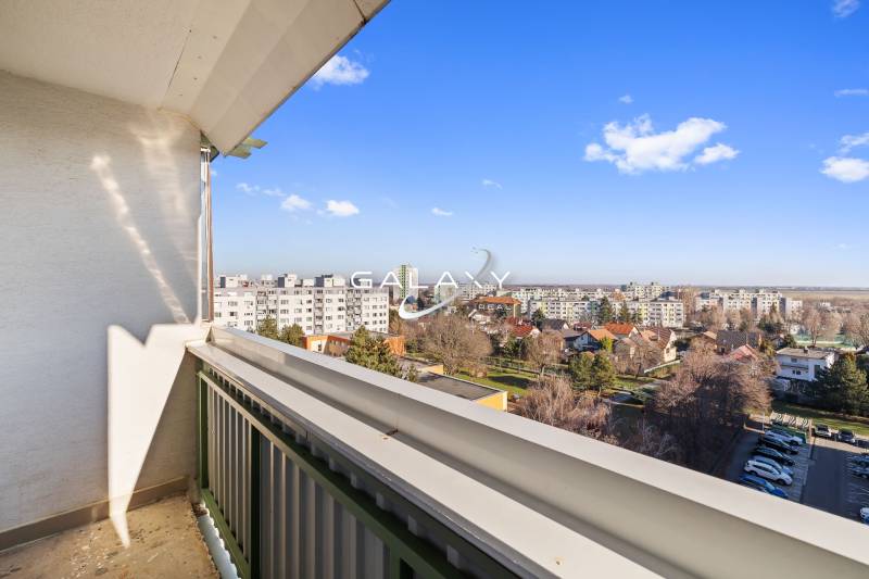 Kilátás az erkélyről a városi panorámára a Vrakuňa városrészben, a Bučinová utcában.