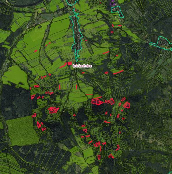 Légi felvétel a Lechnice környéki mezőgazdasági és erdőterületekről, színes vonalakkal jelölve.