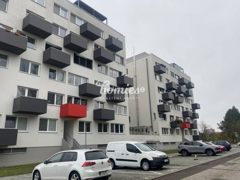 Lomnická utcai lakóház garázsos parkolóhelyekkel és erkélyekkel Nitrában.