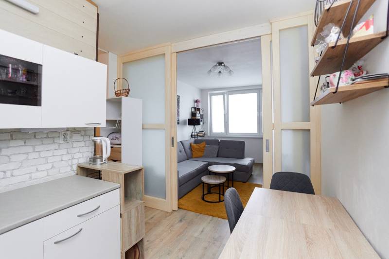 2 szobás lakás konyhával és nappalival, fa dekorációjú padlóval.