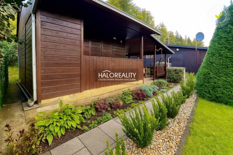 Faházikó a kertekben Bytča-ban, gondozott zölddel és járólapokból készült ösvénnyel körülvéve.