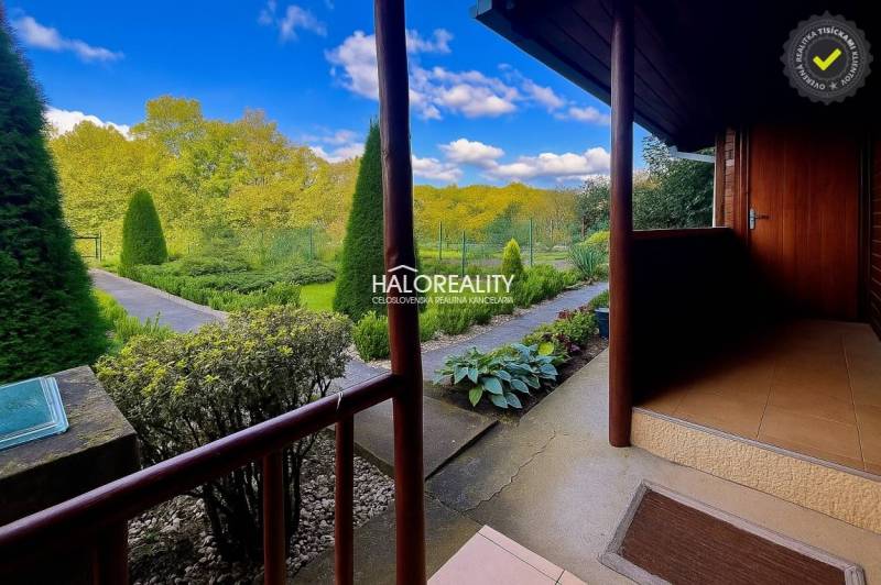 Karbantartott sétányokkal, sövénnyel és zöldre néző kilátással rendelkező kertek Bytčában.