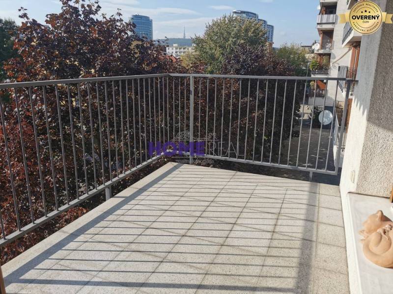 A Drieňová utcai 2 szobás lakás erkélye Pozsony-Ružinovban, háttérben a zölddel.