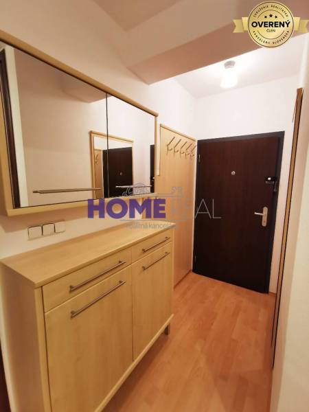 Folyosó egy kétszobás lakásban, fa dekoros padlóval, tükörrel és szekrénnyel.