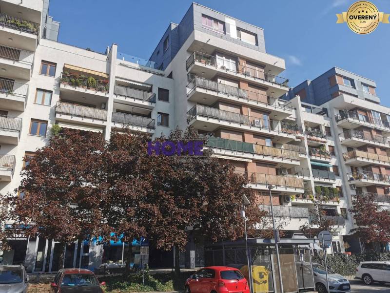 Lakóház zöldterülettel a Drieňová utcán, Pozsony - Ružinov, parkolóhelyek elöl.