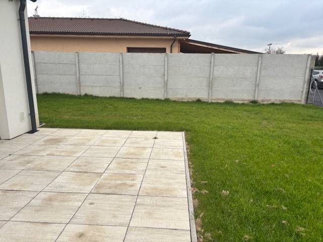 Családi ház Tomášovban, a Fialkova utcában, kerttel, terasszal és kerítéssel.