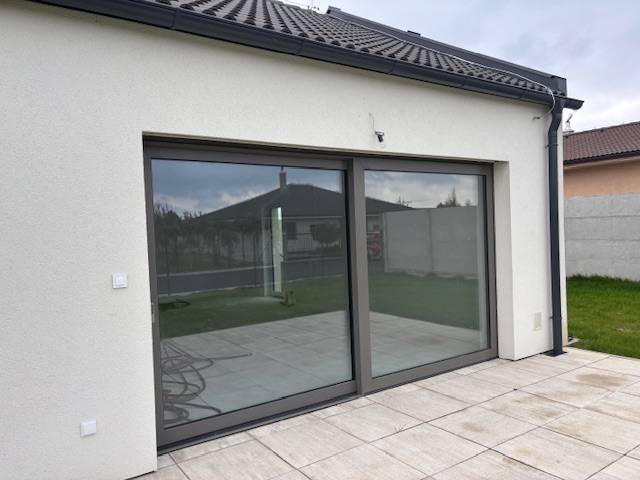 Családi ház Tomášovban, a Fialkova utcában, tolóajtókkal és terasszal.