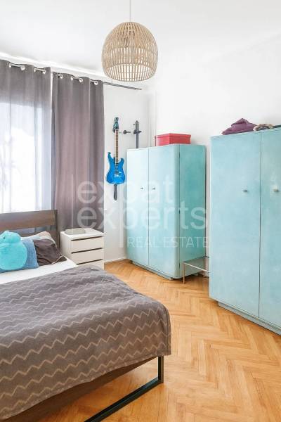 3 szobás lakás belső tere, fa dekor padló, kék gitár, hangulatos hálószoba.