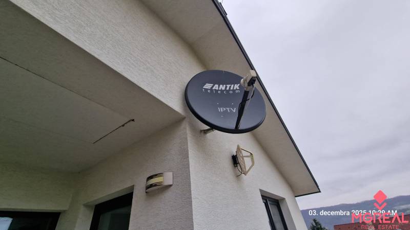 Műholdantenna a Kopaninova utcai családi ház homlokzatán, Sokoľban.