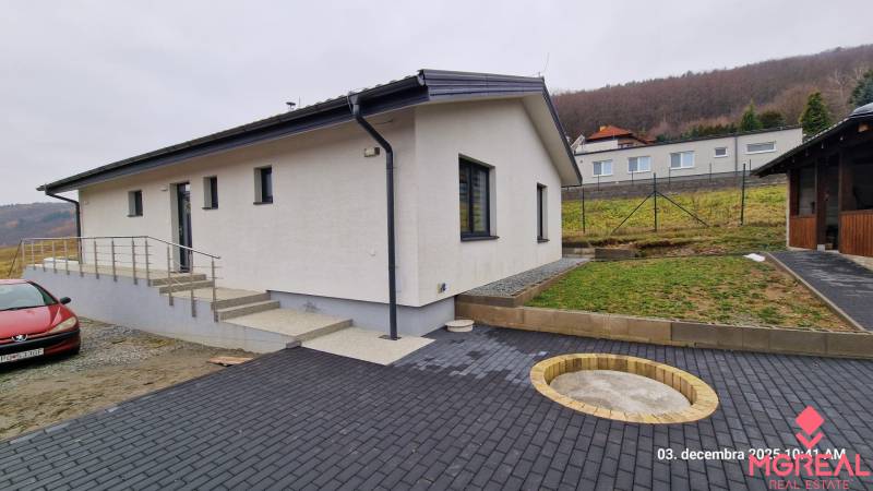 Családi ház a Kopaninova utcában, Sokolíban, burkolt udvarral és lépcsővel.