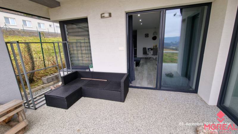 A Kopaninová utcai családi ház terasza Sokolban kerti bútorokkal és kilátással.