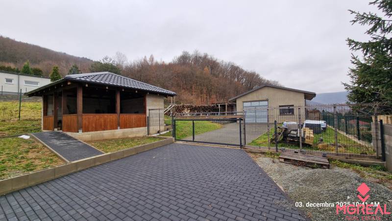 Családi ház külseje a Kopaninova utcában, Sokolban, pavilonnal és kapuval.