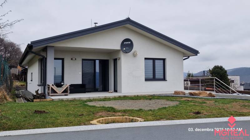 Családi ház a Kopaninova utcában, Sokolíban, előkerttel és terasszal.