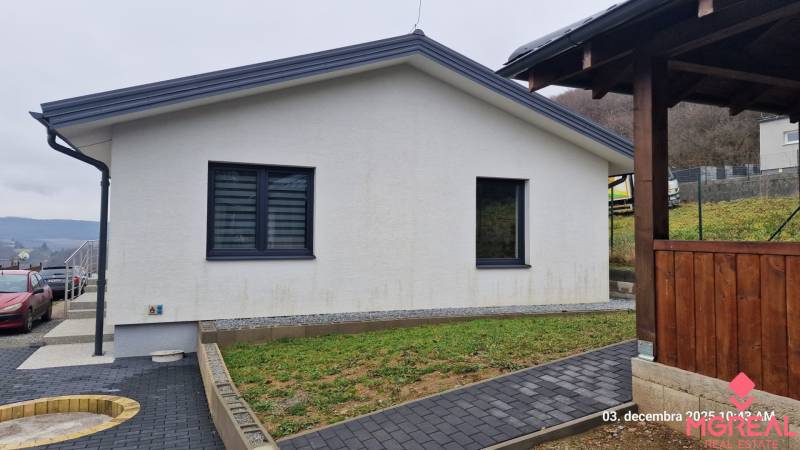 Családi ház Sokoľban, a Kopaninova utcában, parkolási lehetőséggel és kerttel.