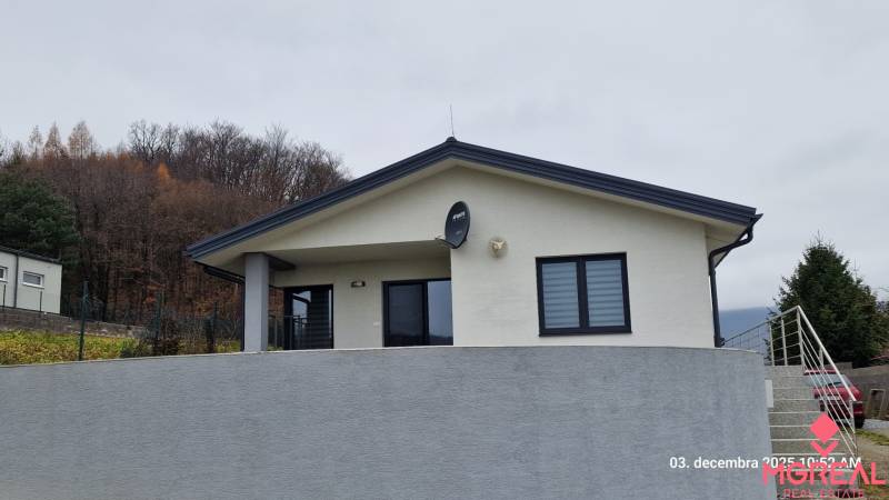 Családi ház a Kopaninová utcában, Sokolíban, fehér homlokzattal és műholdvevővel.