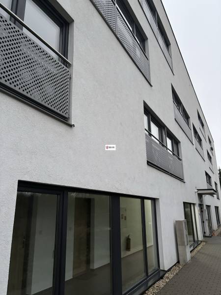 Az épület homlokzata a Pozsony - Dévényújfalu, Bystrická utcában.