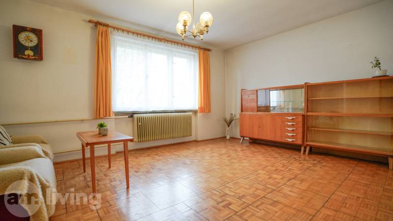 Nappali egy családi házban fa dekorációjú bútorokkal és padlóval.