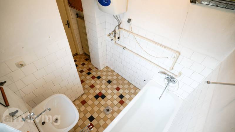 Fürdőszoba csempével és káddal egy családi házban.