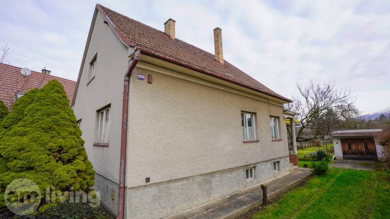 Családi ház a Dubnica nad Váhom-i Nerudova utcában, zölddel és fákkal körülvéve.