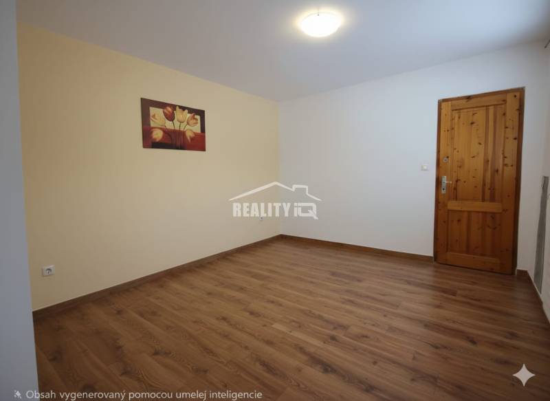 Szoba fa dekoros padlóval, képpel a falon és faajtókkal.