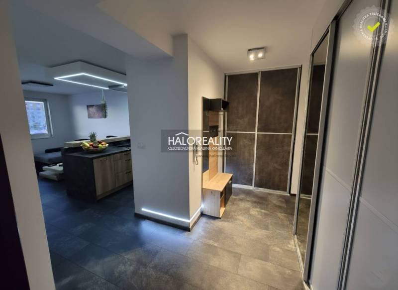 A kétszobás lakásban vannak ruhásszekrények, étkezőasztal és konyhabútor.