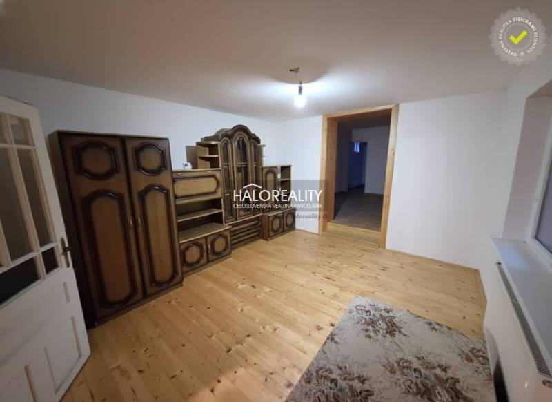 Szoba fa mintázatú padlóval, antik bútorokkal, családi ház.