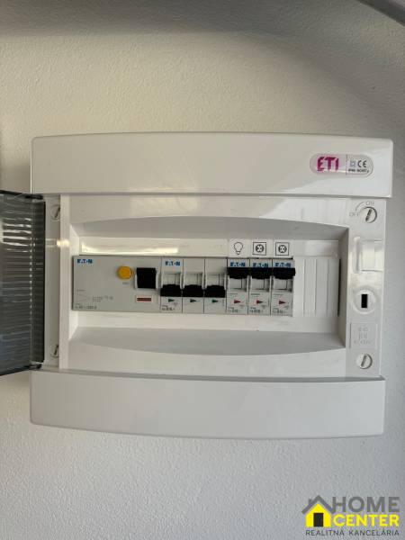 Elektromos elosztószekrény a garázsban megszakítókkal és kapcsolóval.