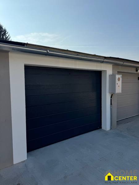 Modern garázskapu a Napfény utcában Komáromban, elektromos vezérléssel felszerelve.