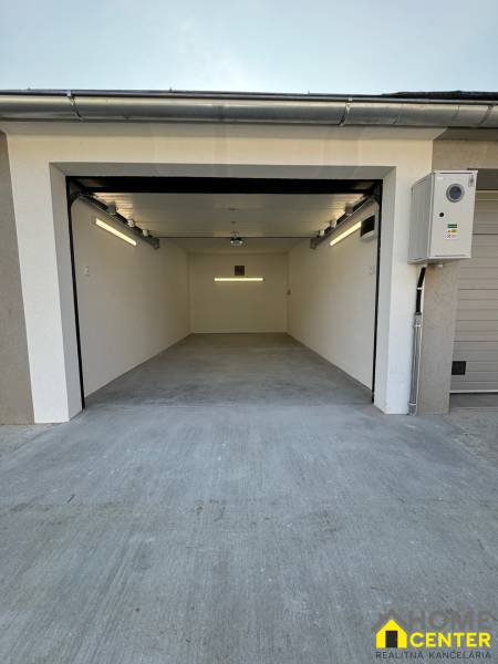 Tágas, tiszta garázs a Nap utcában Komáromban, autó parkolására alkalmas.