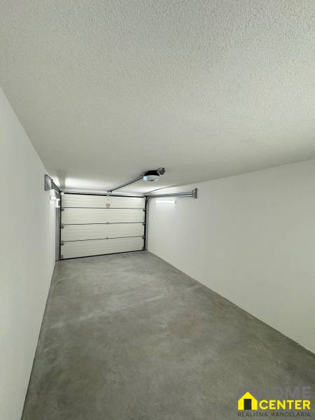 Fehér falú és betonpadlójú garázsok a Napfény utcában, Komáromban.