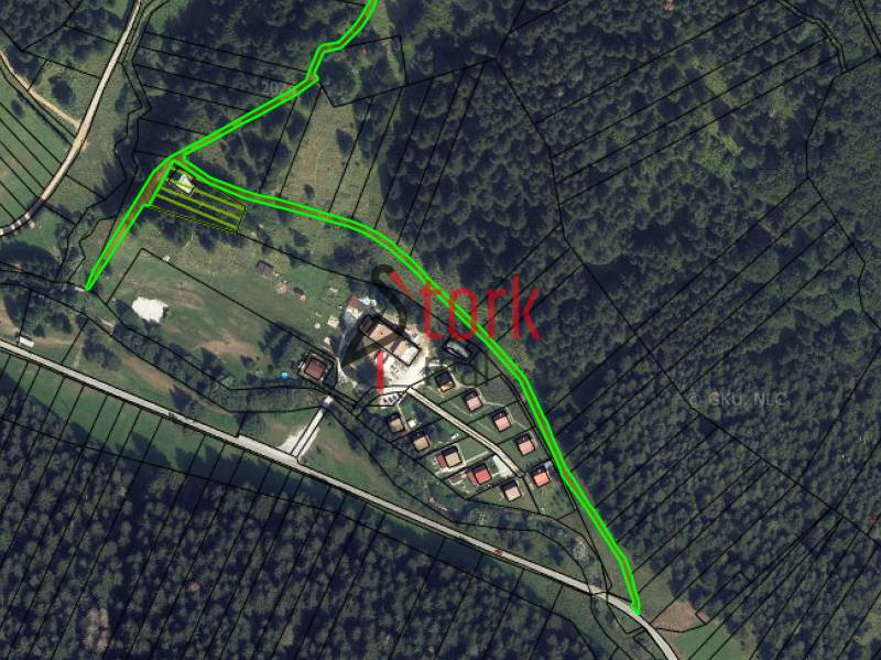 Légi felvétel a Rajecká Lesná mezőgazdasági és erdészeti területeiről a környező infrastruktúrával.