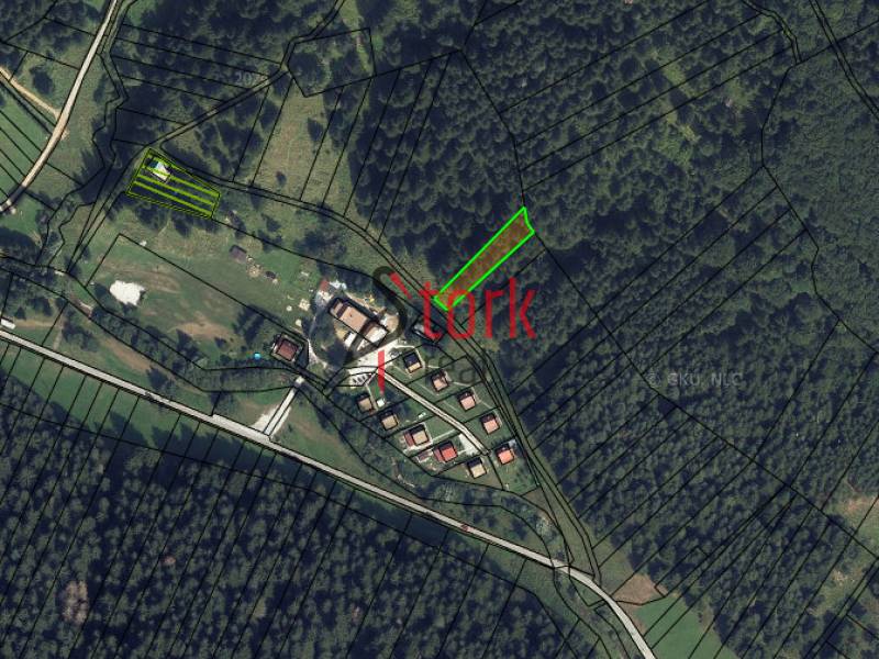 Légifelvétel a Rajecká Lesná mezőgazdasági és erdőterületeiről, kijelölt parcellákkal.