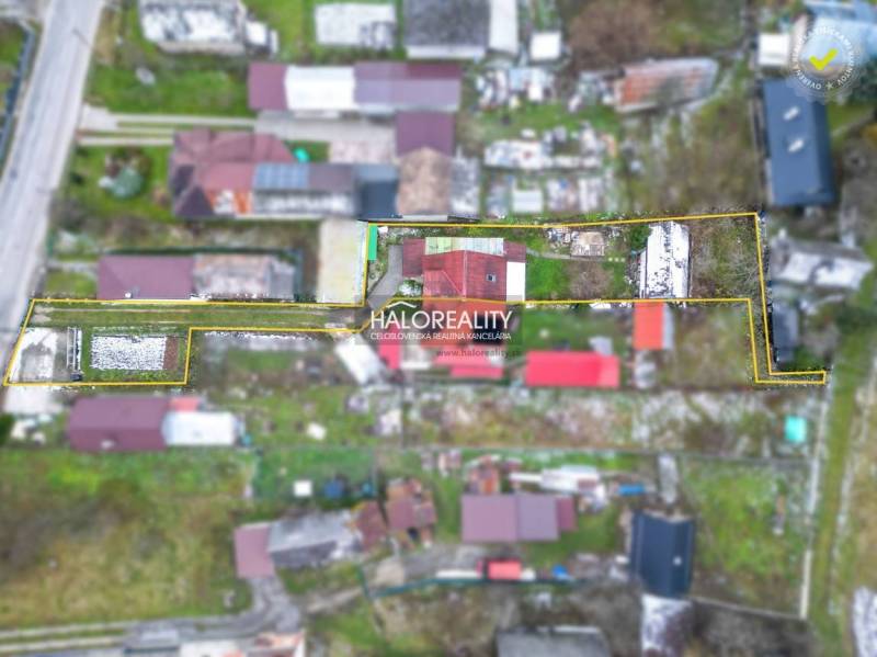 Családi ház madártávlatból Brvništeben, nagy bekerített kerttel.