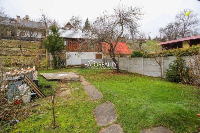 Családi ház kertje Brvništeben gyepesítéssel, fával és faházzal.