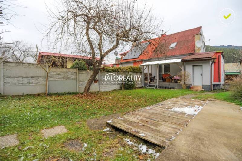 Családi ház Brvništeben kerttel, terasszal és fákkal a téli időszakban.