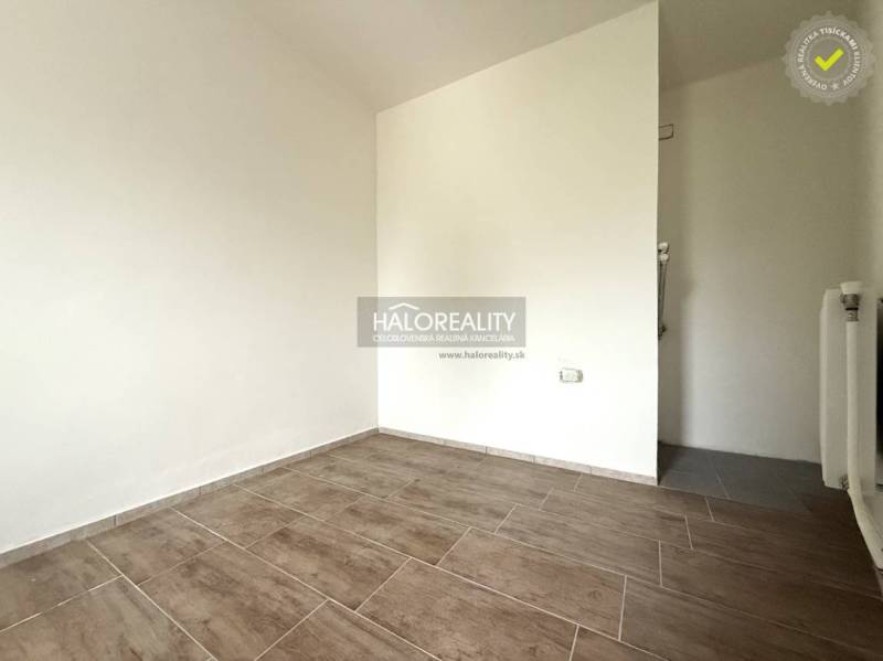 Üres szoba fa mintázatú padlóval egy családi házban.