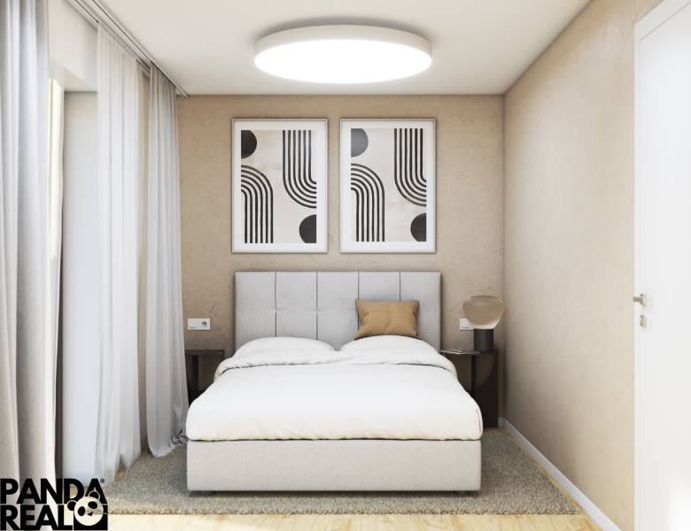 Hálószoba családi házban ággyal, két képpel és függönyökkel, fa dekoros padlóval.