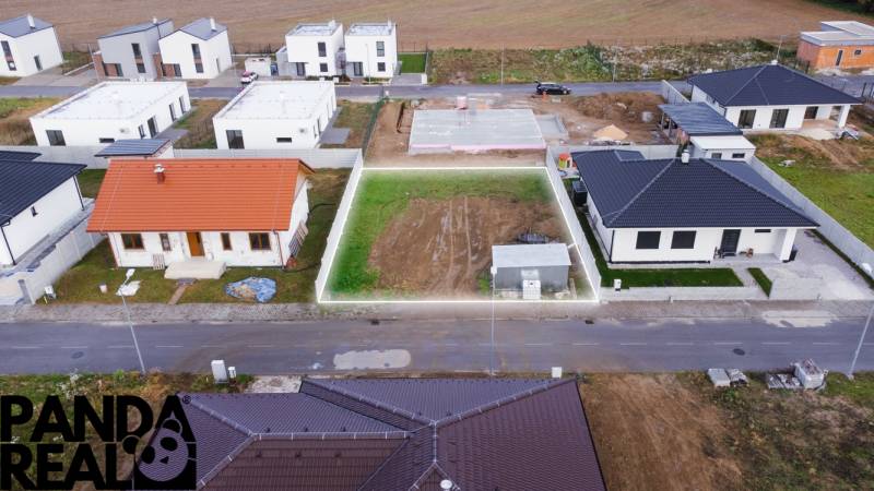 Telek családi házak között Moravany nad Váhom településen, építésre előkészítve.