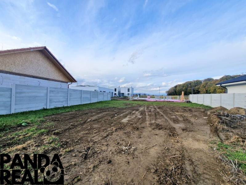 Családi ház építésére alkalmas telek Moravany nad Váhom településen, modern beépítéssel szomszédos.