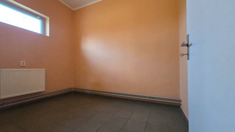 Biztonsági szoba ablakkal, radiátorral és csempével. Raktárak és csarnokok.