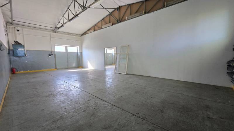 Betonpadlós és magas mennyezetű belső tér raktárakban és csarnokokban.