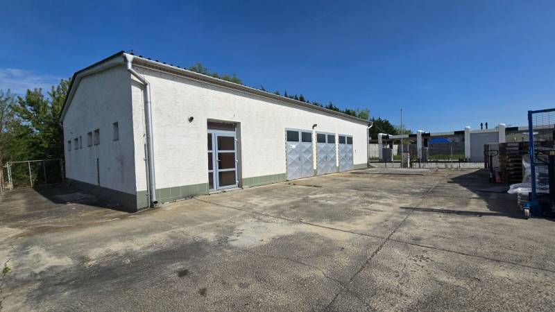 Raktárak és csarnokok Vágsellyén három garázskapus bejárattal és szilárd burkolatú környező területtel.