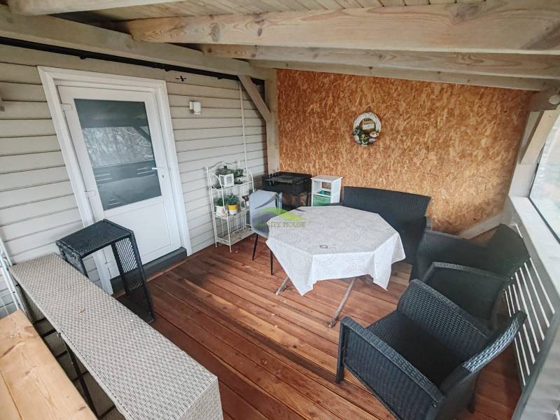 Ház a Fő utcán, Újkelcsén, terasz fa mintázatú padlóval.