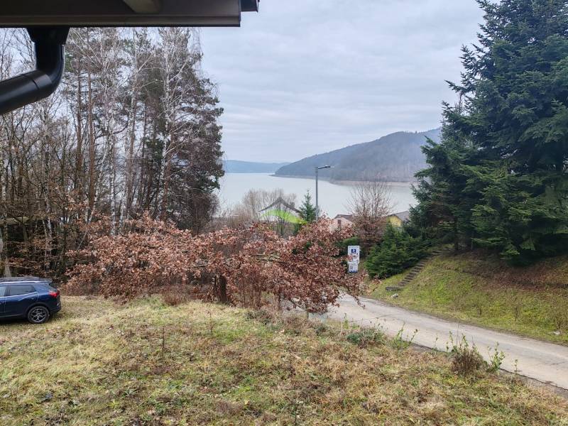 Kilátás a víztározóra és a zöldövezetre az Újkelcsén található Fő utcai házból.